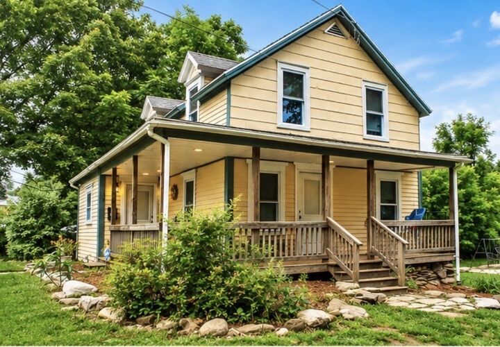 Property Photo:  138 Charlton St  MA 01550 