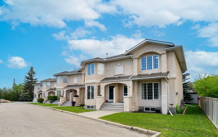 Property Photo: 120 Ross Avenue 8 AB T4C 2E5