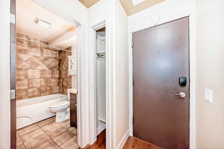 Property Photo:  2417 17 Street SW 205  AB T2T 4M9 
