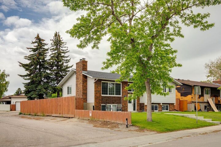 Property Photo:  755 Whitemont Drive NE  AB T1Y 3H1 