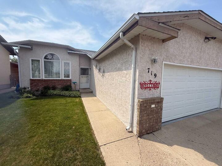 Property Photo: 719 Parkland Drive AB T1R 0M3
