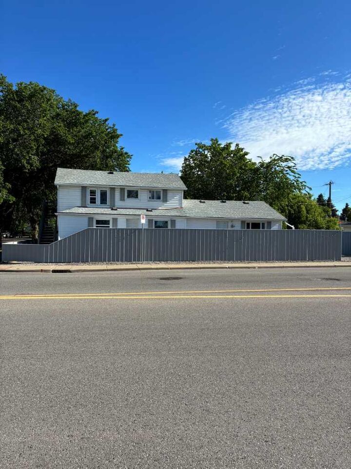 Property Photo:  503 21 Street S  AB T1H 3R1 
