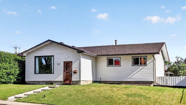 Property Photo:  912 Stonehaven Road SW  AB T2W 0P6 