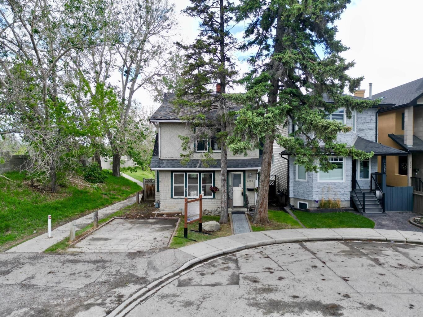 Property Photo:  2452 28 Avenue SW  AB T2T 1K9 
