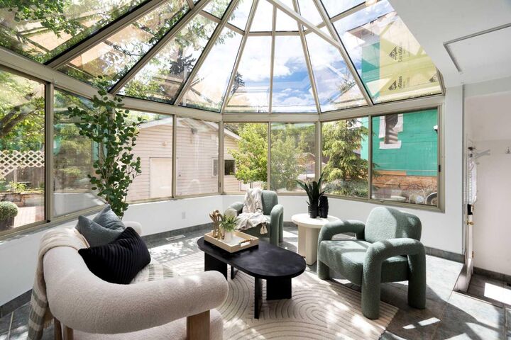 Property Photo:  229 11 Avenue NE  AB T2E 0Y9 