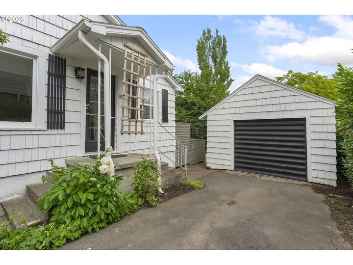 Property Photo: 1305 Spruce St OR 97034