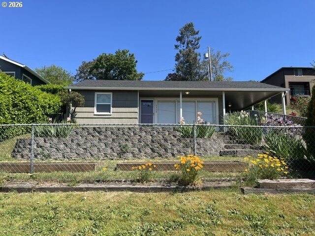 Property Photo: 2208 E 5th St WA 98661