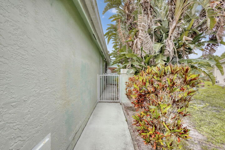 Property Photo: 2860 Waters Edge Circle FL 33413