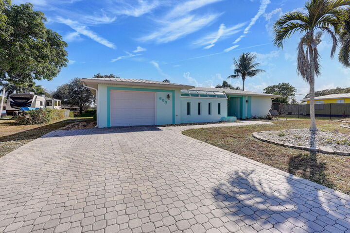 Property Photo:  683 SE Harborview Drive  FL 34983 