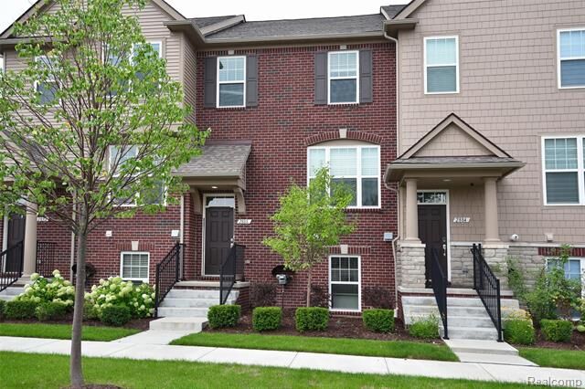 Property Photo:  2888 Glenbar Circle  MI 48307 