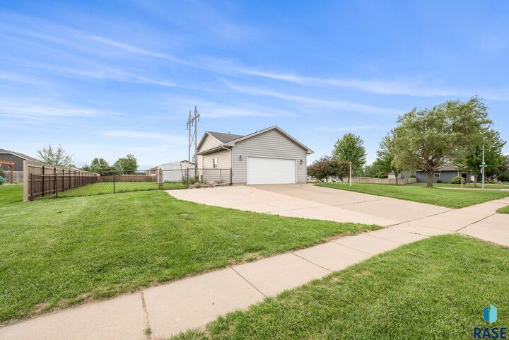 Property Photo: 5816 S Galway Ave SD 57106