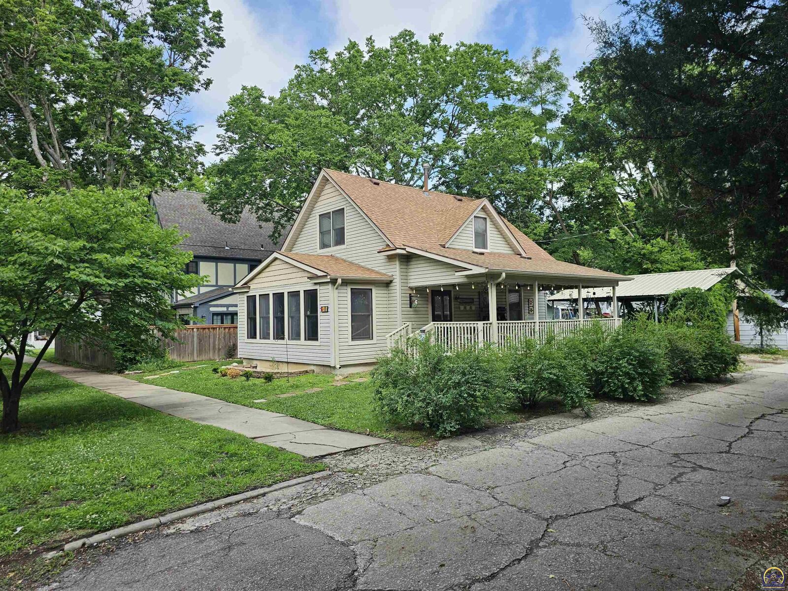 Property Photo: 1912 SW 15th St KS 66604