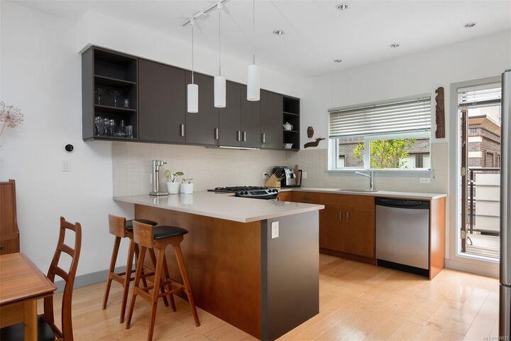 Property Photo: 1137 Meares St #4 BC V8V 3J9