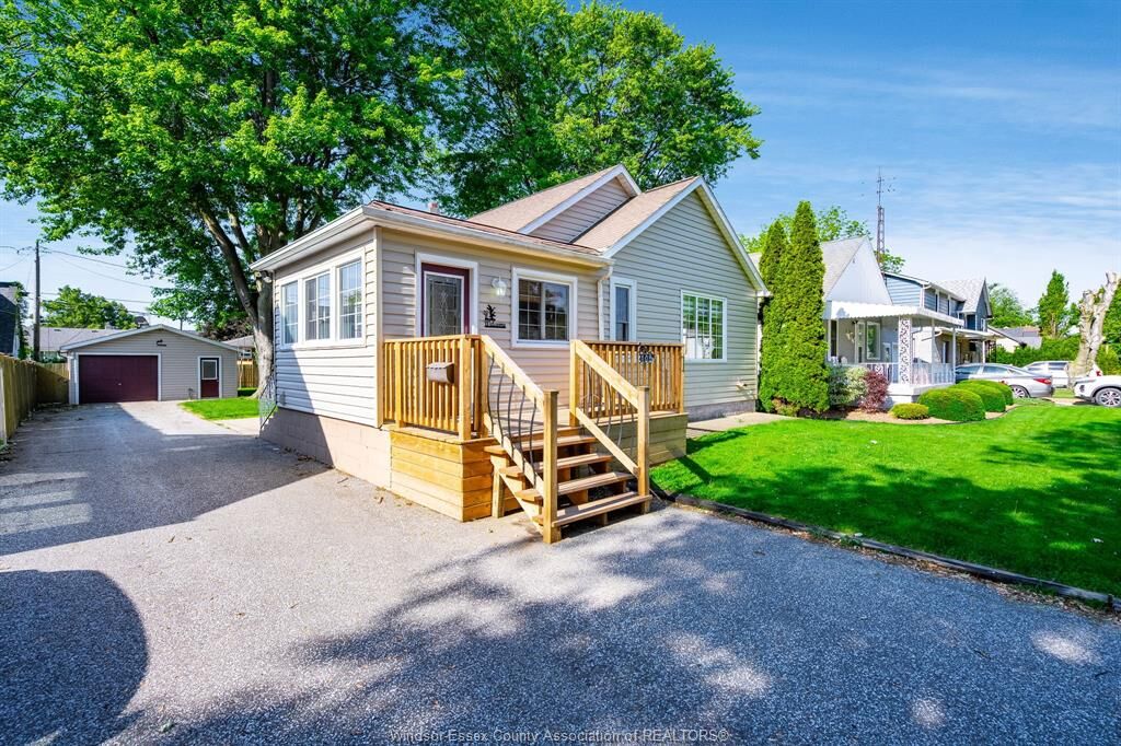 Property Photo:  102 Marlborough Street East  ON N8H 1X3 