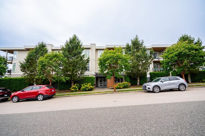 Property Photo: 1333 Winter Street Ph9 BC V4B 3Y2