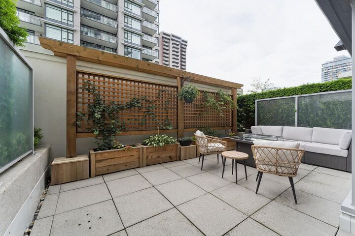 Property Photo:  1320 Chesterfield Avenue 306  BC V7M 0A6 