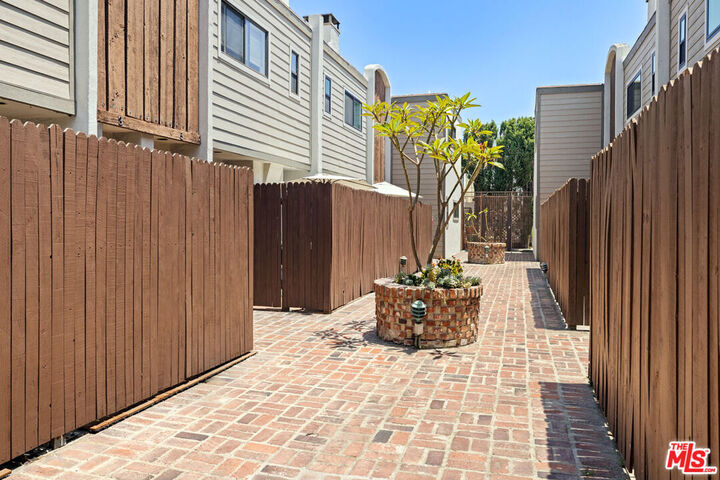 Property Photo: 1910 Rodney Dr CA 90027