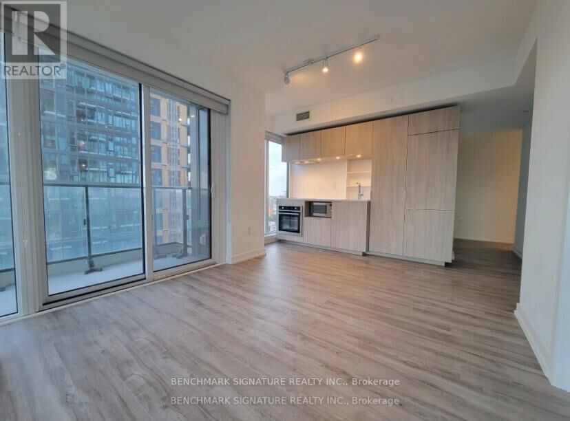 Property Photo:  77 Shuter Street 1810  ON M5B 0B8 