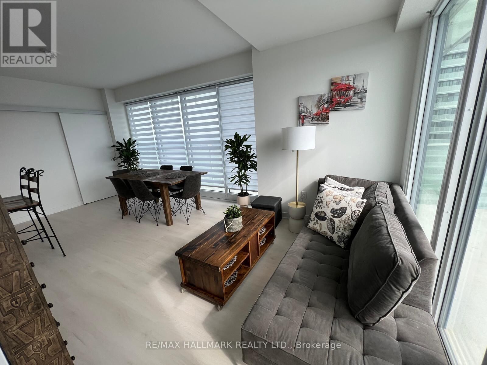 Property Photo:  3900 Confederation Pkwy Street 4704  ON L5B 0M3 
