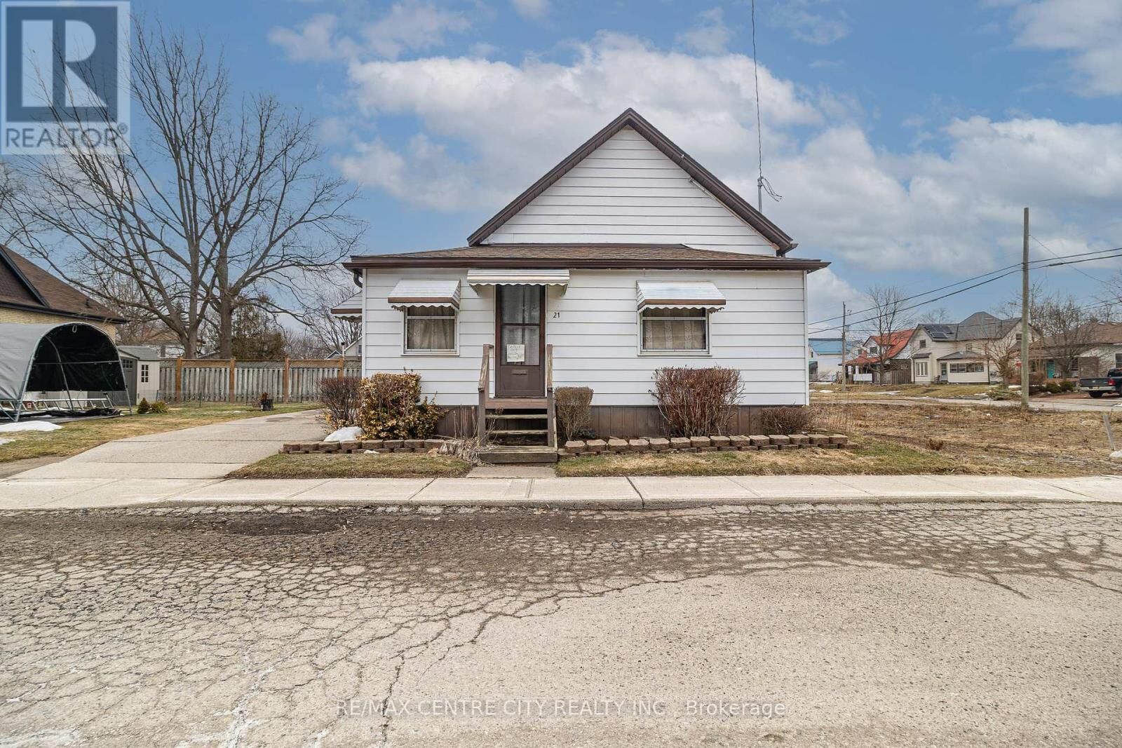 Property Photo:  21 Owaissa Street  ON N5P 1T1 