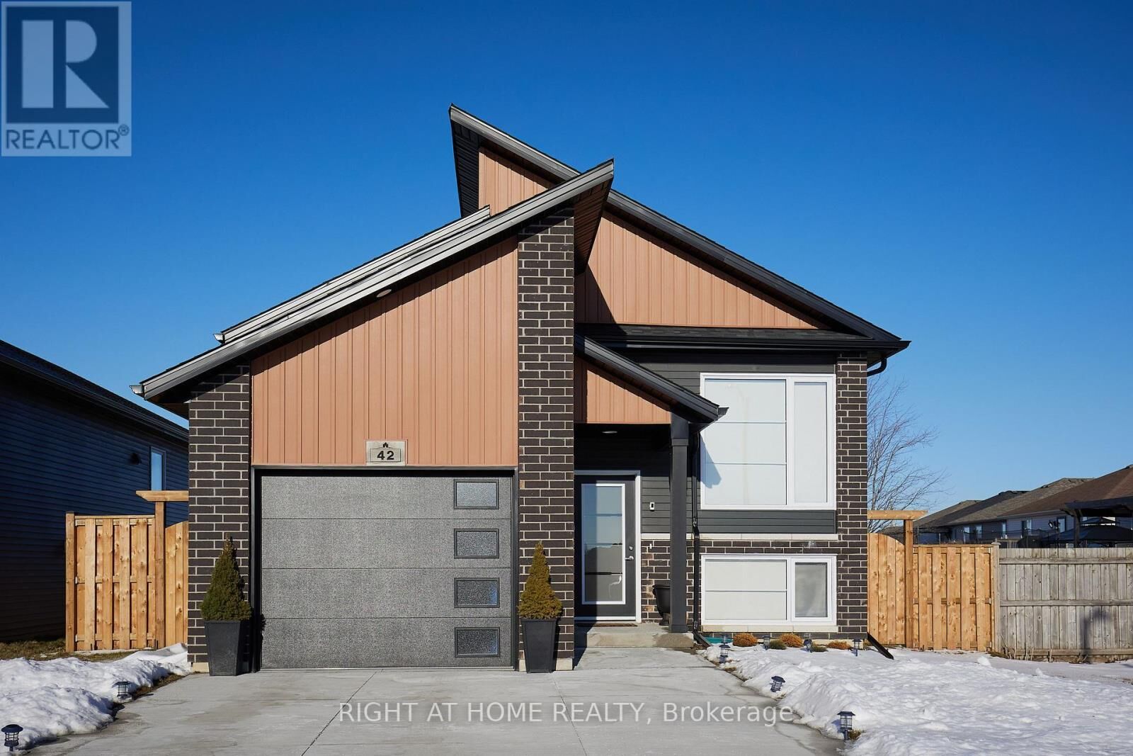 Property Photo:  42 Moonstone Crescent  ON N7M 0S2 