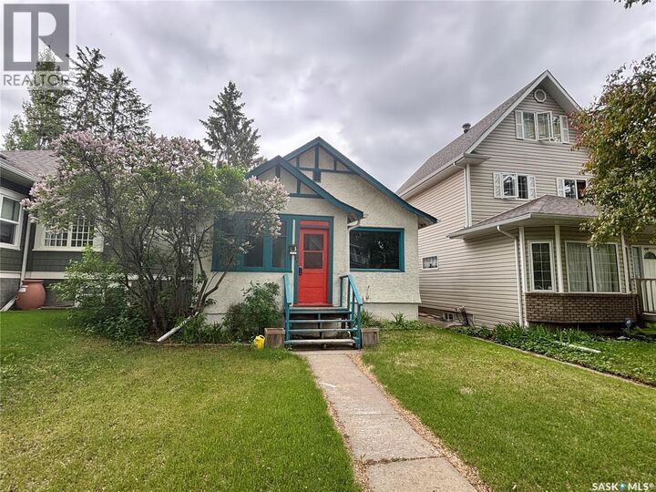 Property Photo:  822 10th Street E  SK S7H 0H3 