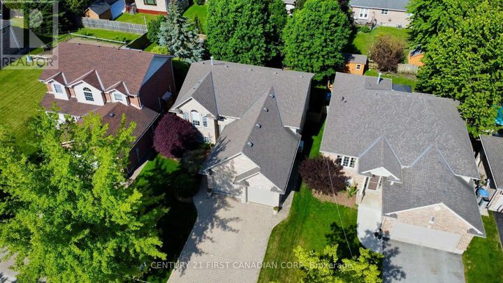 Property Photo: 4 Oakwood Court ON N4X 1B3