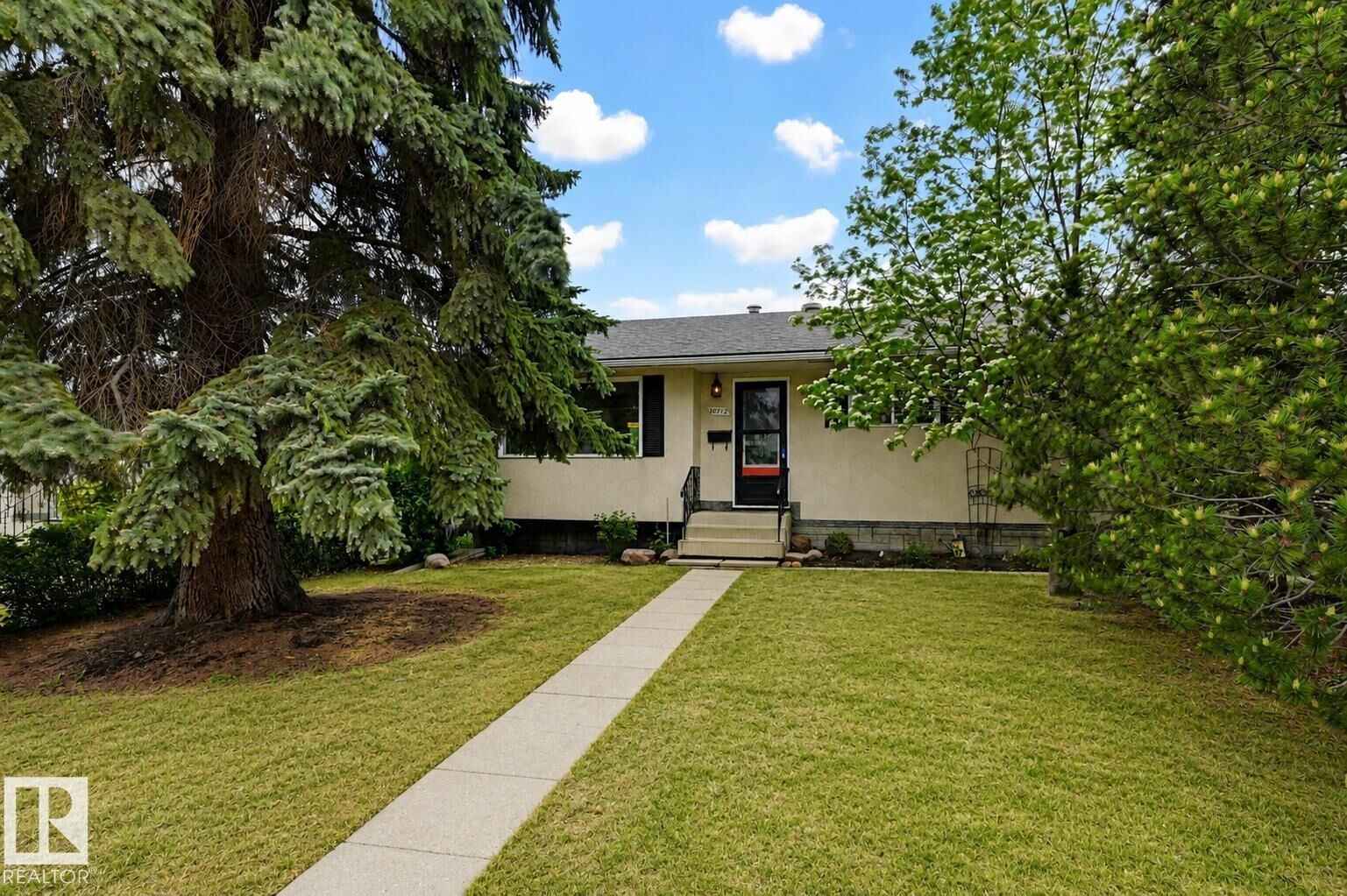Photo de la propriété:  10712 52 Avenue NW  AB T6H 0P3 