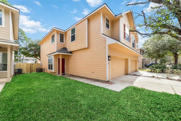 Property Photo:  203 W Stedhill Loop Loop  TX 77384 