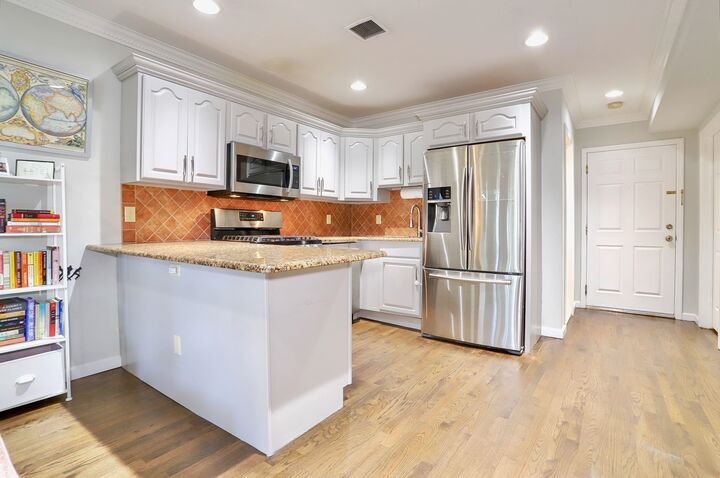 Property Photo:  15 Jefferson Ave 2B  NJ 07306 