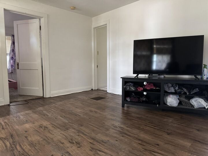 Property Photo: 515 E 11th St NE 69101-8435