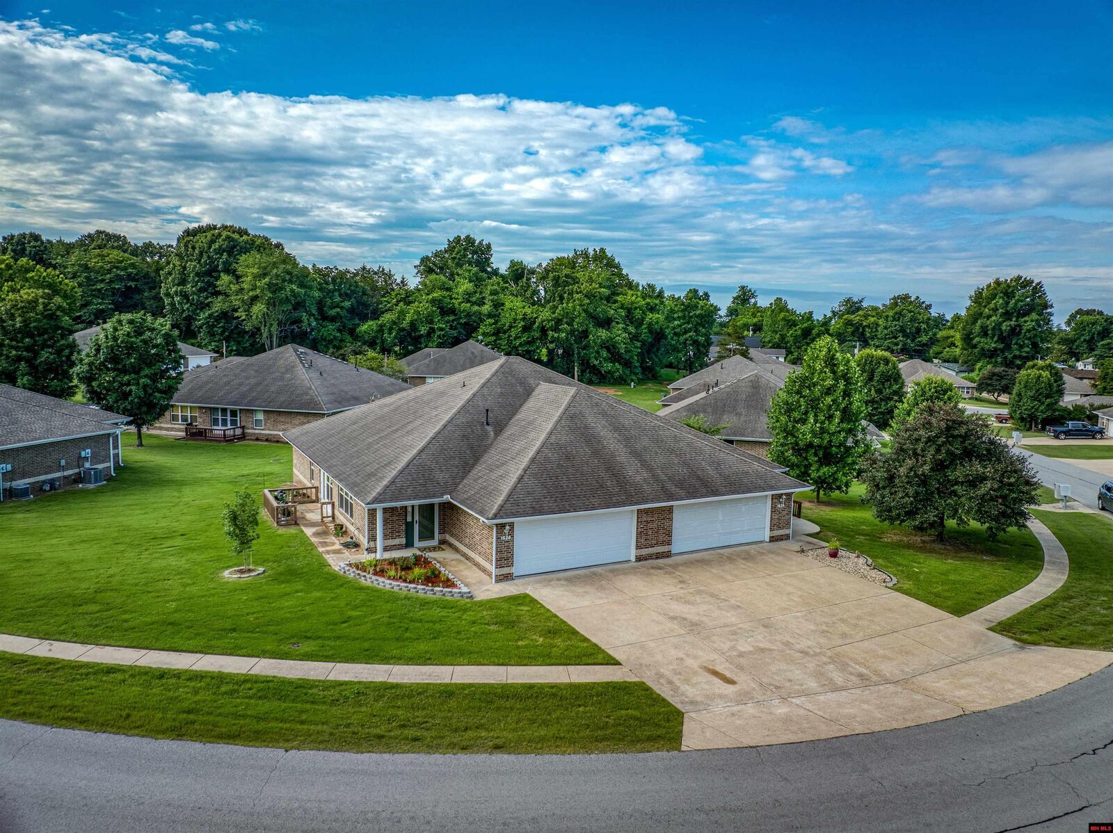 Property Photo: 1526 Meadowhill Drive AR 72653