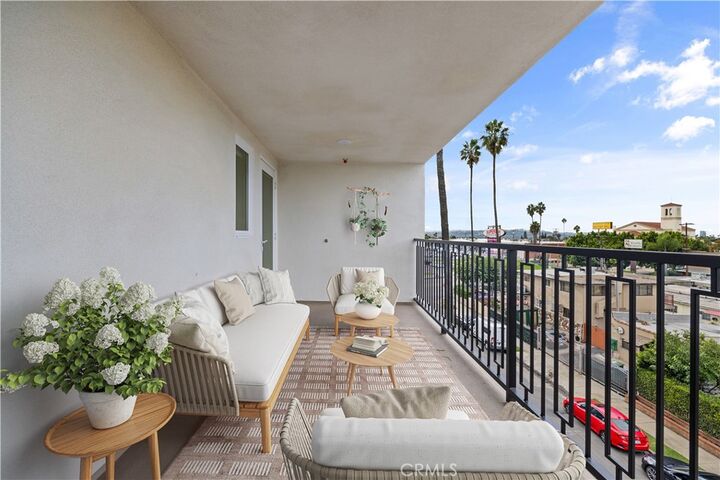Property Photo: 1818 S Norton Avenue 402 CA 90018