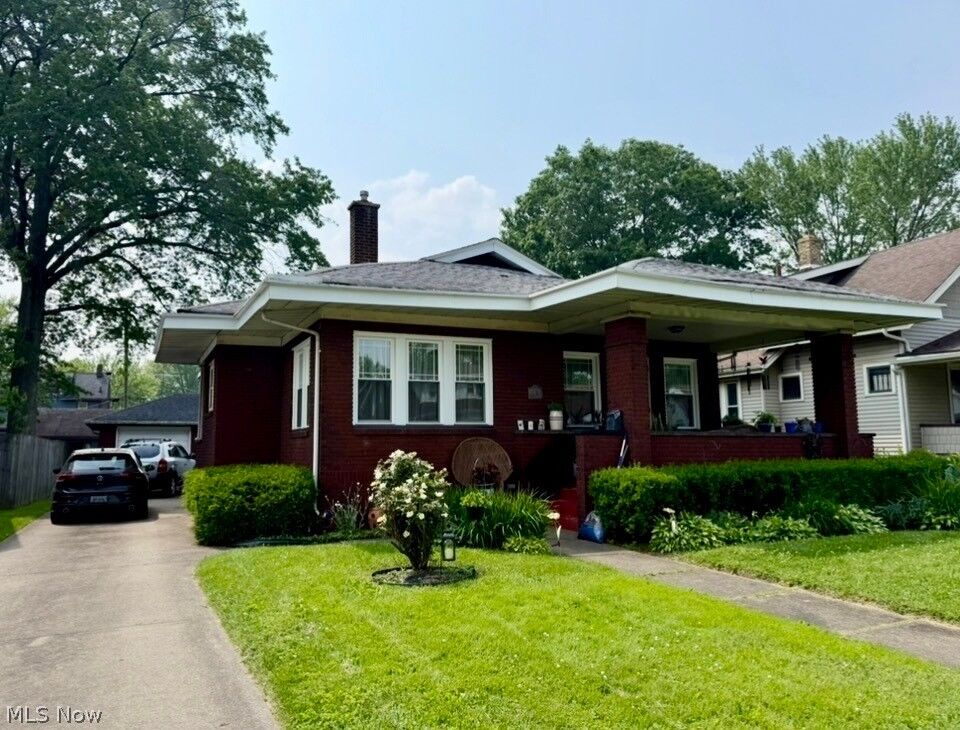 Property Photo: 578 SE Oak Knoll Avenue SE OH 44483