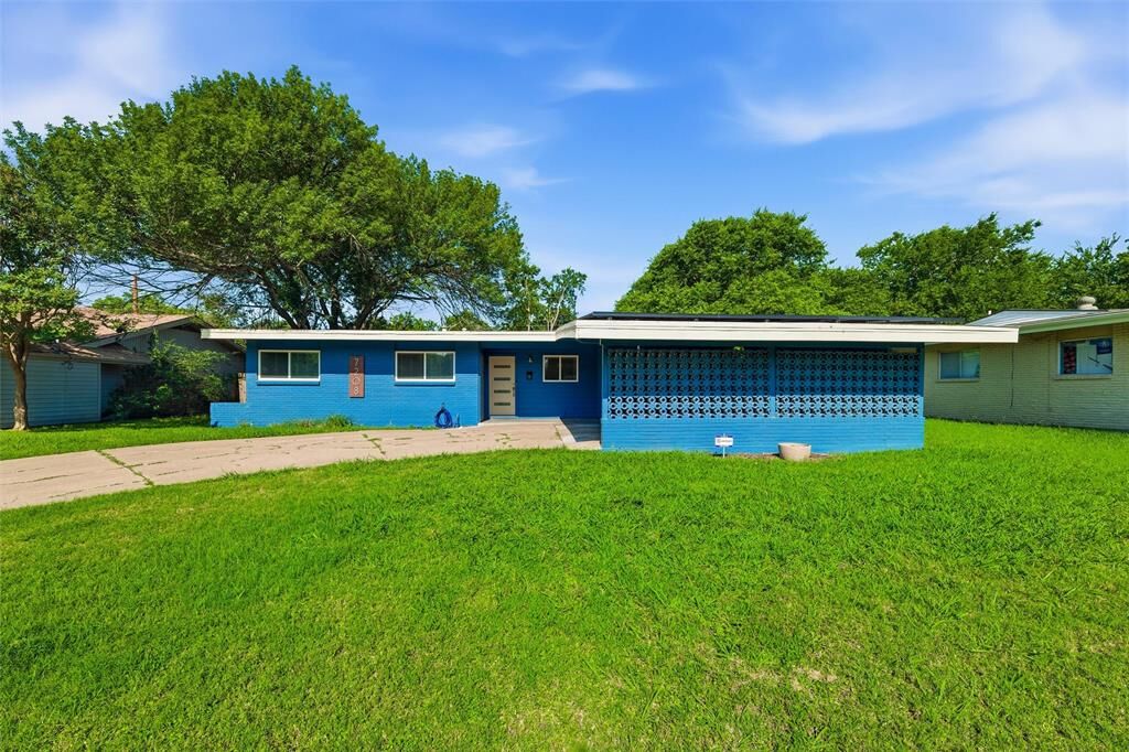 Property Photo: 7208 Overhill Road TX 76116