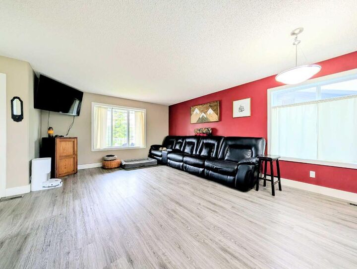 Property Photo: 1100 10 Avenue SE AB T0G 2A3