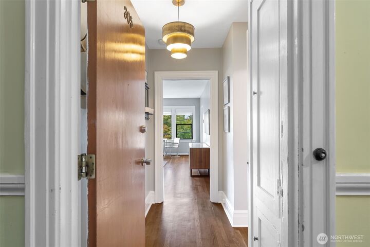 Property Photo: 1136 13th Ave 305 WA 98122