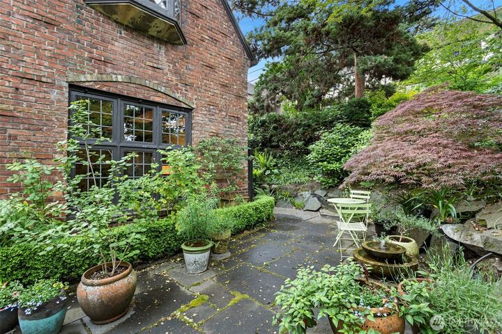Property Photo: 720 Belmont Avenue E 6 WA 98102
