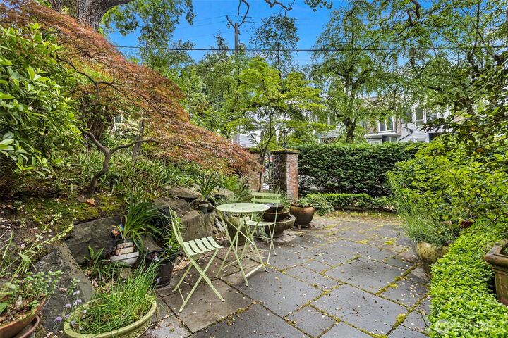 Property Photo:  720  Belmont Avenue E 6  WA 98102 