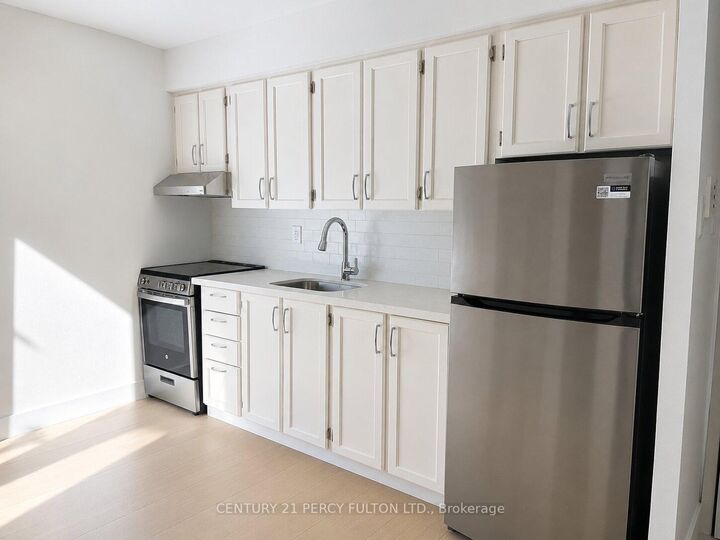 Photo de la propriété:  2373 Bloor Street W 14  ON M6S 1P6 