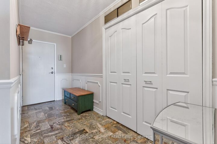 Property Photo: 1535 Lakeshore Road E 1606 ON L5E 3E2