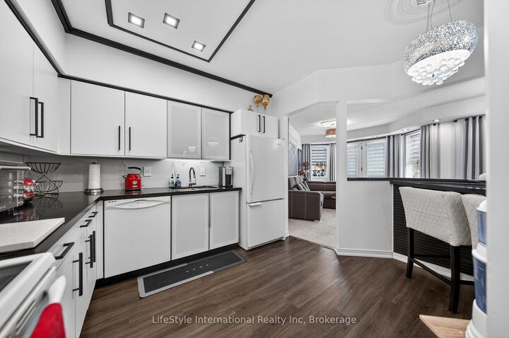 Property Photo: 208 Silvercreek Parkway N 213 ON N1H 8H2