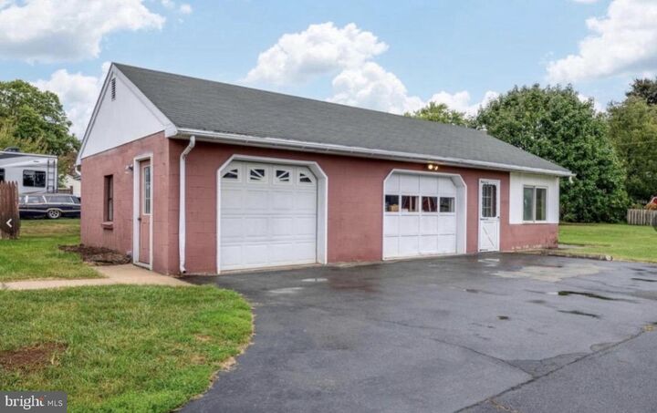 Property Photo:  923 Rohrerstown Road  PA 17601 