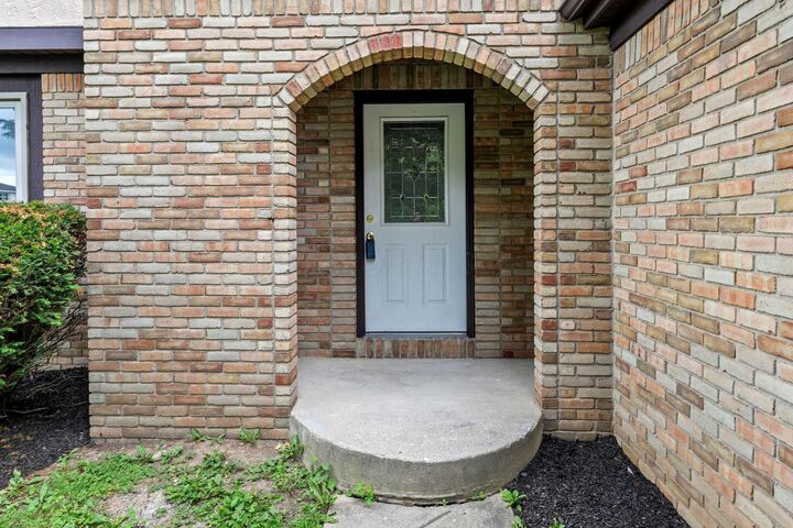 Property Photo: 2069 Walnut Hill Park Drive OH 43232