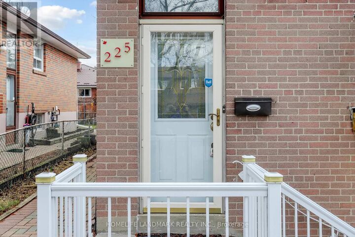 Property Photo:  225 Pineway Boulevard Upper  ON M2H 1B5 