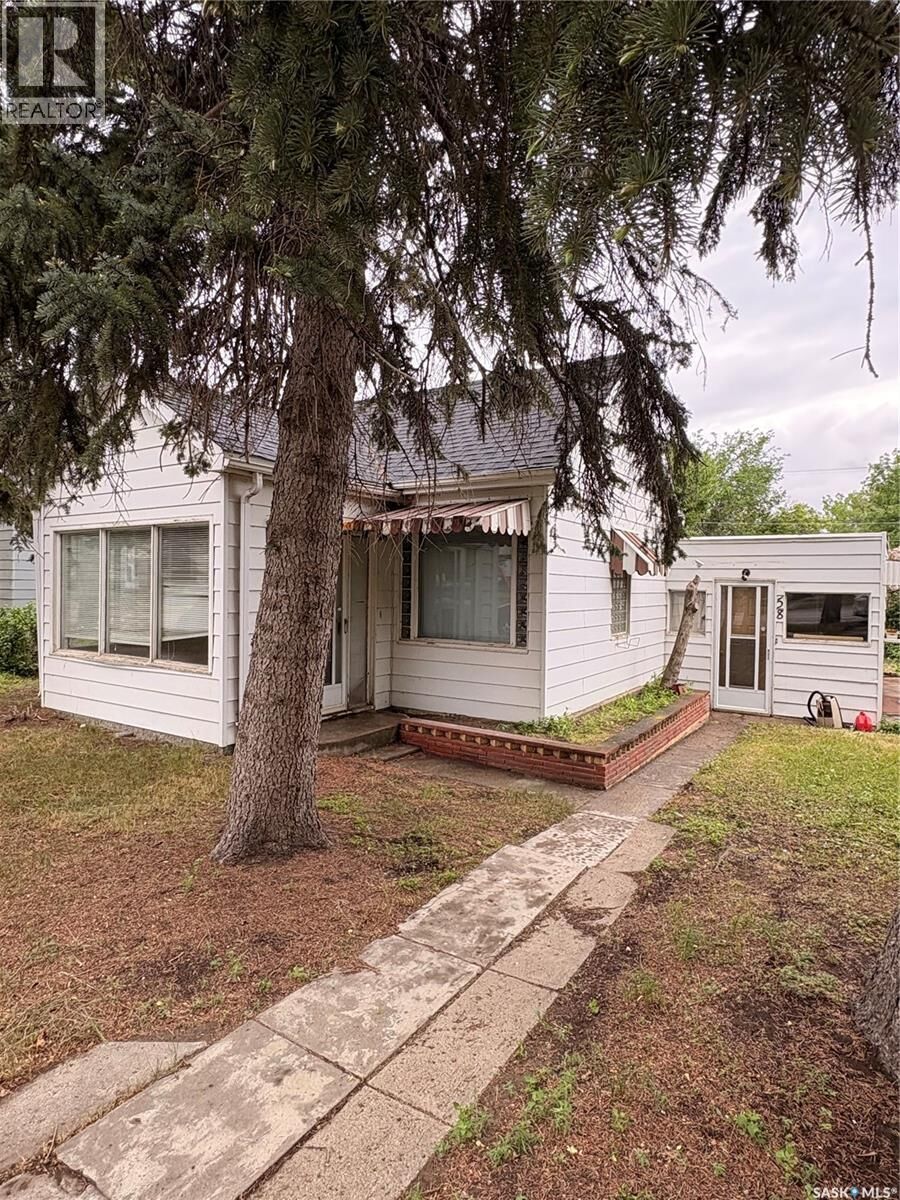 Property Photo:  58 Lillooet Street W  SK S6H 4Y5 