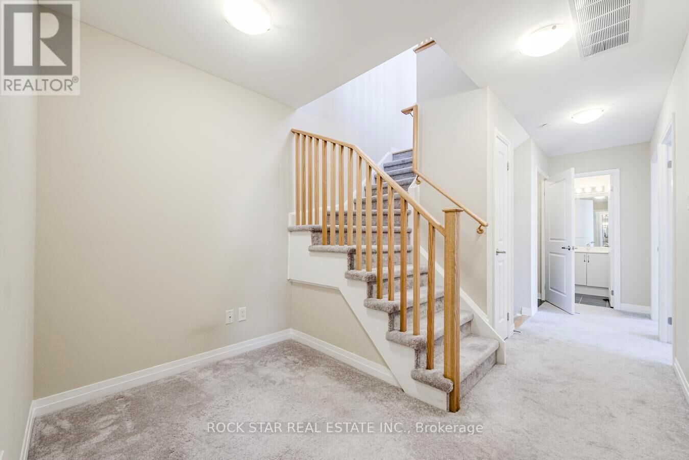 Property Photo: 670 Atwater Avenue 16 ON L5G 0B6