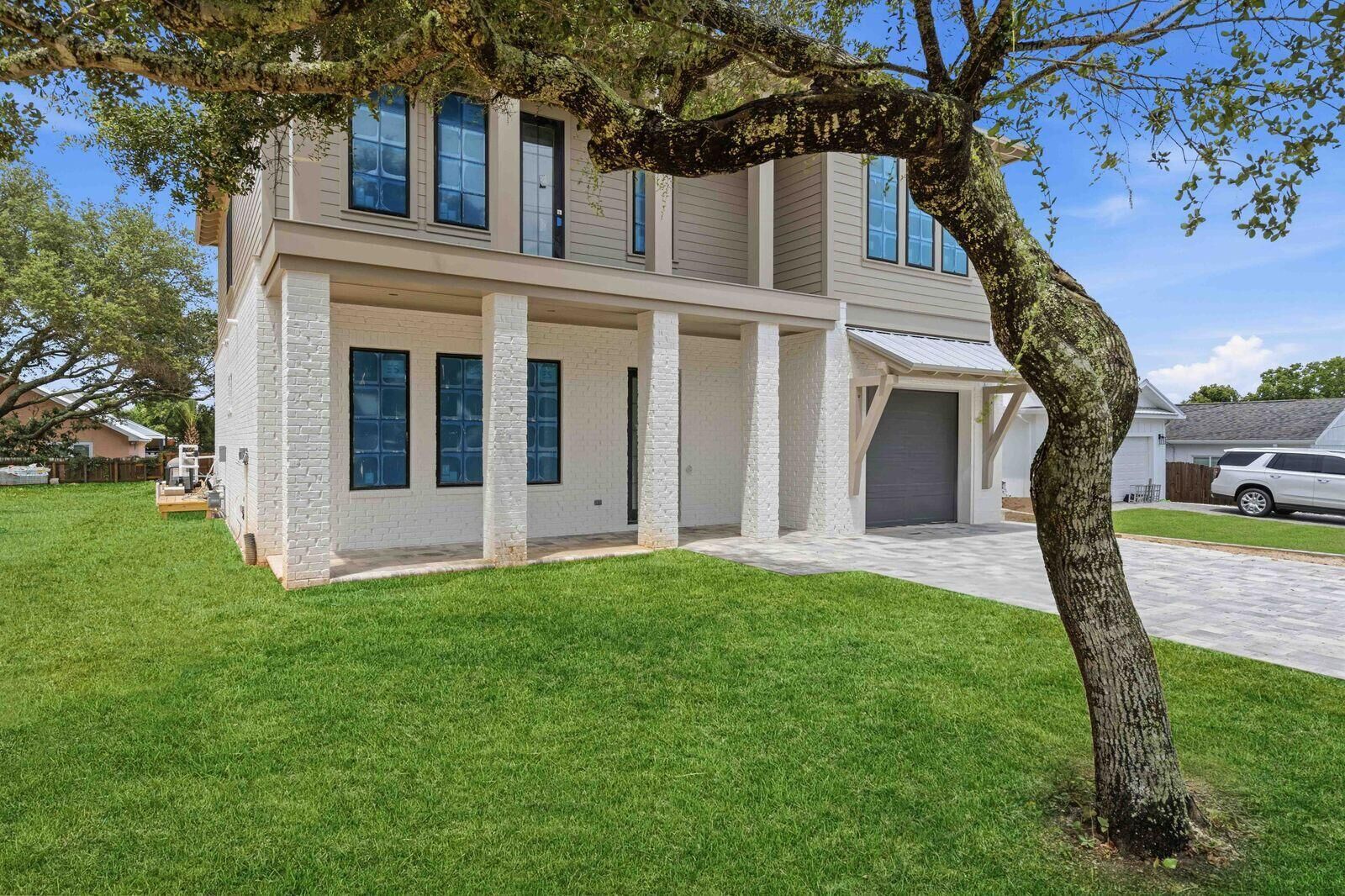 Property Photo: 21522 Dolphin Avenue FL 32413