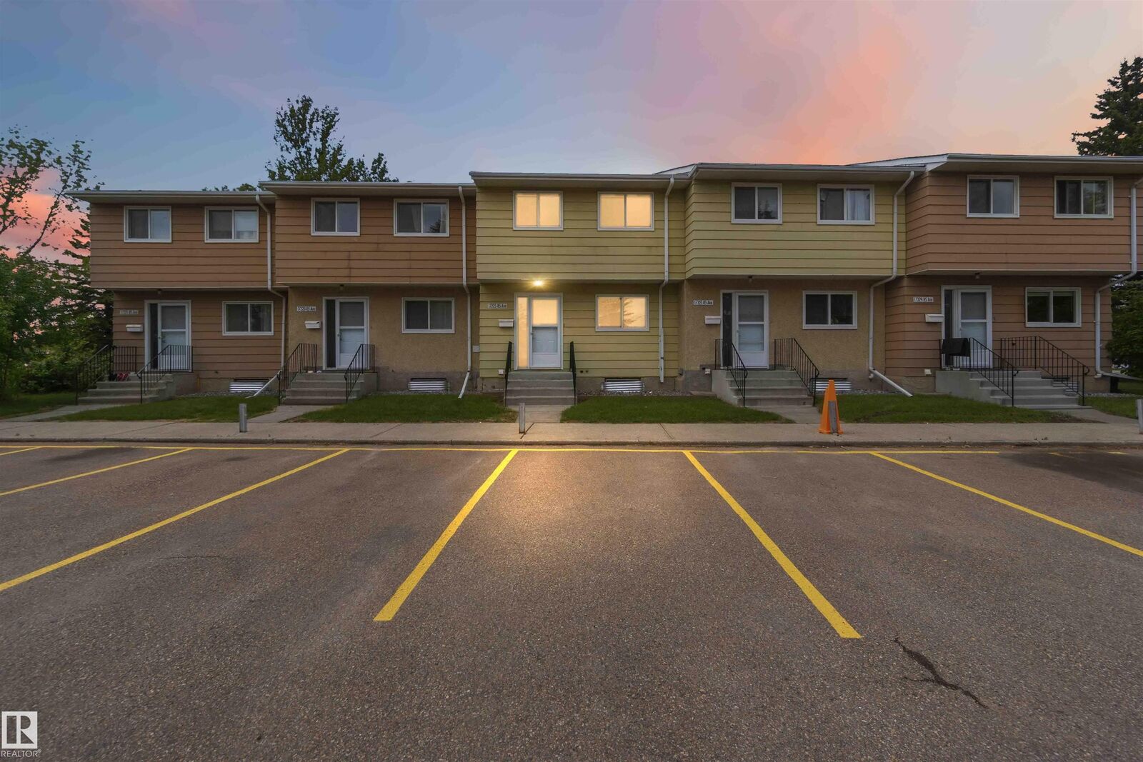 Photo de la propriété:  17325 85 Avenue NW  AB T5T 0P7 