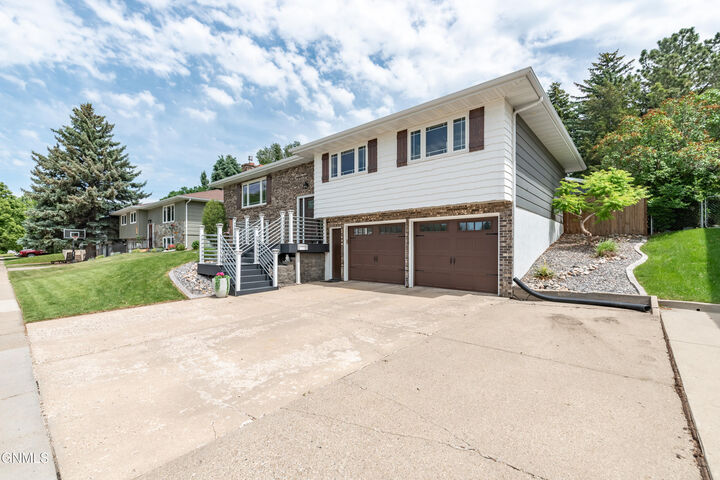 Property Photo:  2031 N 8th Street  ND 58501 